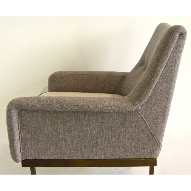 1970s Arflex Italian Brass Base Two-Tone Pepper Cream and Taupe Gray Armchair For Sale In New York - Image 6 of 13