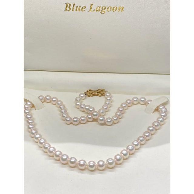 Minimalism 1990s Blue Lagoon Mikimoto Cultured 6mm Pearl Necklace in Box For Sale - Image 3 of 5