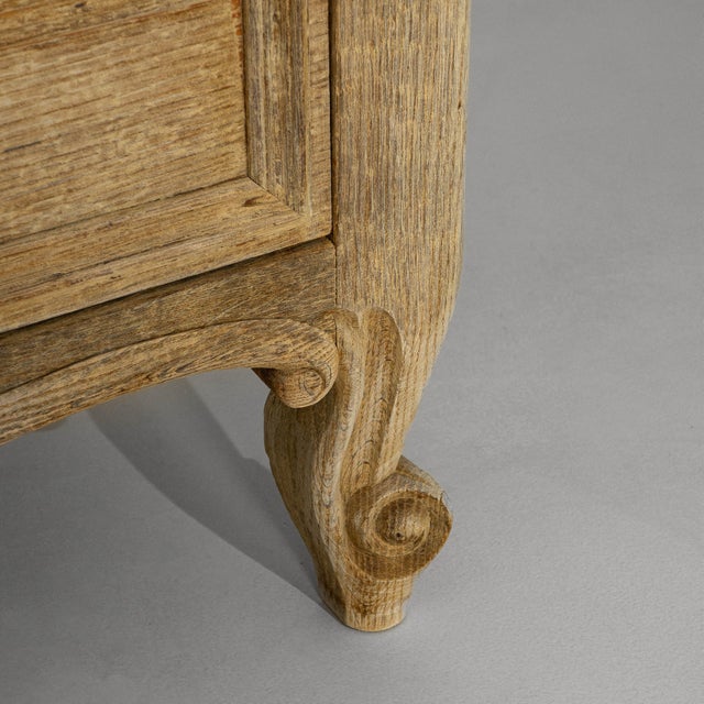 1900s French Louis XV Style Oak Vitrine With Mesh Screens For Sale - Image 13 of 18