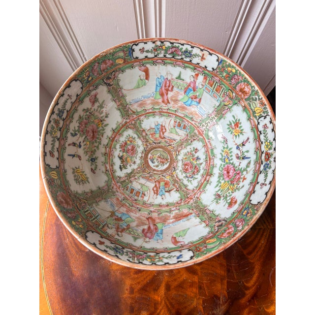 Antique Large Chinese Rose Medallion Bowl (With Crack) | 19th Century Famille Rose Porcelain For Sale - Image 4 of 5