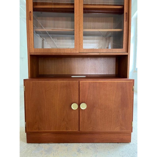 Wood Teak Display Cabinet with Sliding Doors from Hundevad For Sale - Image 7 of 11