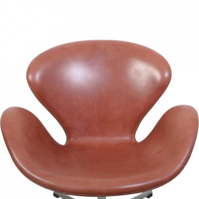Vintage Swan Chair in Red Patinated Leather by Arne Jacobsen, 1960s For Sale - Image 3 of 13