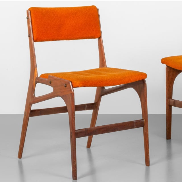 Chairs in maple wood, whose backrests and seats are padded and covered in fabric (1960).
