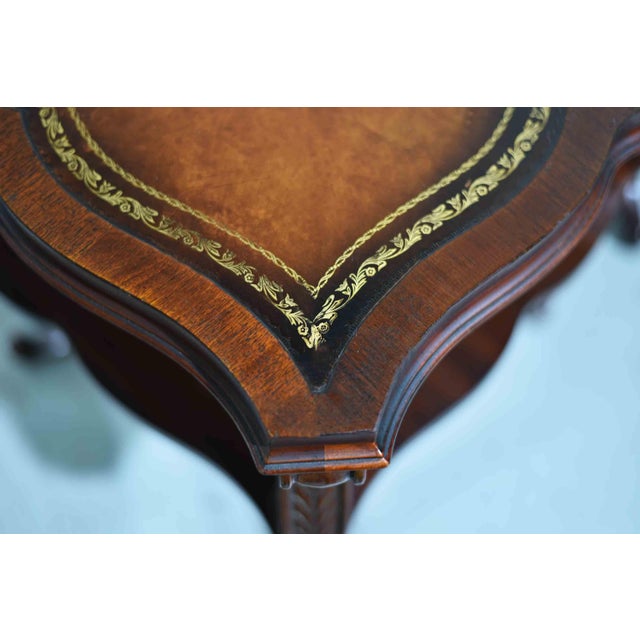 Wood 1950s Georgian Revival Leather Mahogany Occasional Tripod Tables by Venice Furniture Novelty Manufacturing Co.Chicago For Sale - Image 7 of 13