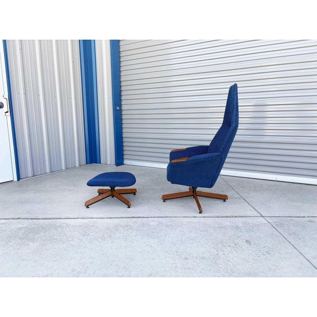 Craft Associates 1960s Mid Century Walnut Lounge Chair and Ottoman by Adrian Pearsall for Craft Associate For Sale - Image 4 of 15