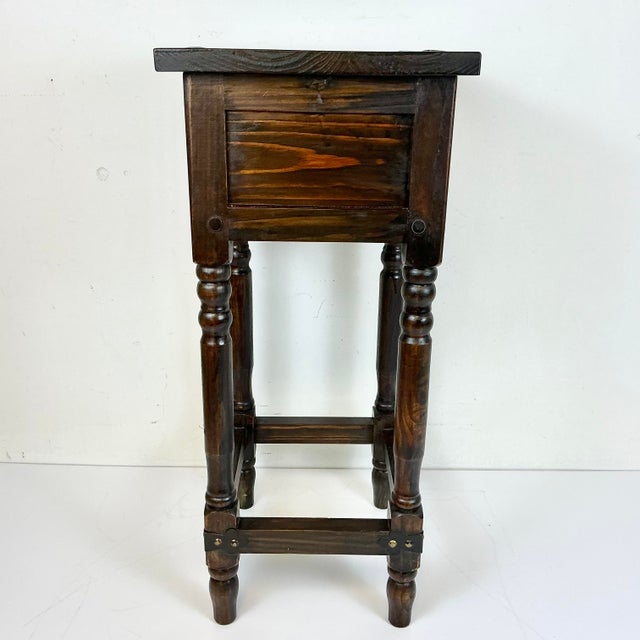 1970s Vintage Arts & Crafts Farmhouse Federal Pine Drinks Table After Ethan Allen Old Tavern. For Sale - Image 12 of 15