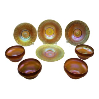 Circa 1910 American Set of Four Quezel Iridescent Gold Art Glass Finger Bowls and Undertrays For Sale
