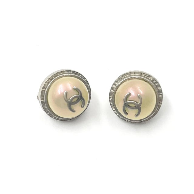 Contemporary Chanel Silver CC Iridescent Pearl Gumball Clip on Earrings - 2 Pieces For Sale - Image 3 of 4