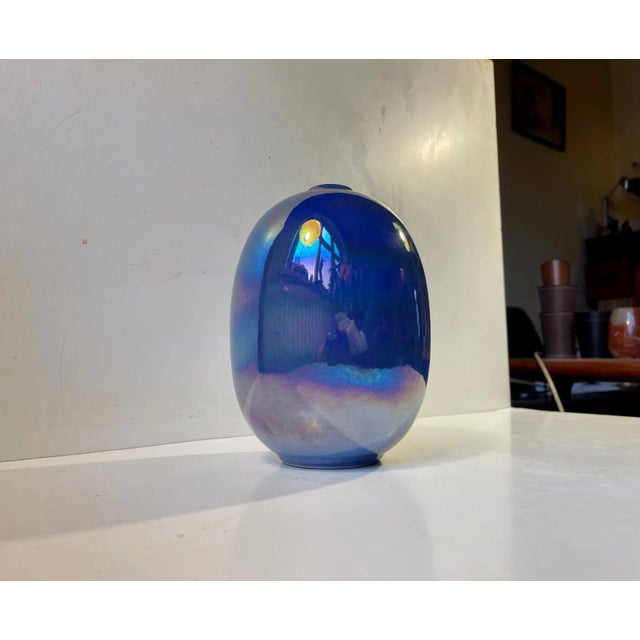 Mirror glazed vase in an organic Egg shape. The high-gloss glaze is constantly changing colors depending on the light. It...