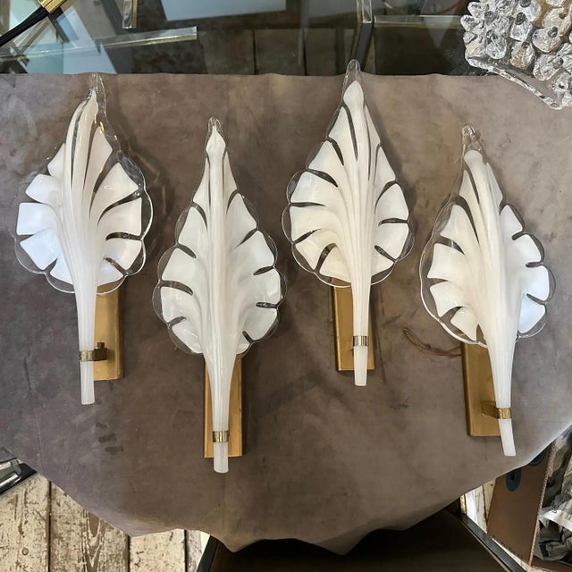 A 1970s Mid-Century Modern White Murano Glass Leaf Wall Sconce by Franco Luce For Sale - Image 12 of 12