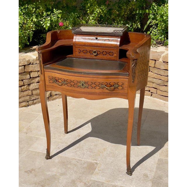 Period: 19th century Style: Louis 15th - Transition Condition: Good condition Material: Wood marquetry Height: 75cm Small...