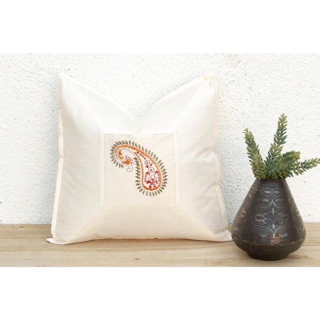 A refined decorative pillow cover from DE-COR's Contempo Paisley collection, crafted from a lustrous silk-blend fabric...