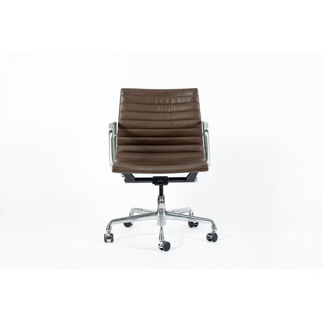 Herman Miller Eames Herman Miller Brown Leather Aluminum Group Thin Pad Desk Chair, 2008 For Sale - Image 4 of 18