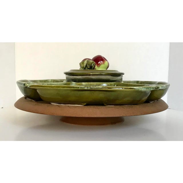 This is everything you'll need for the most fabulous display of all your tabletop goodies! There are 4 curved pottery...