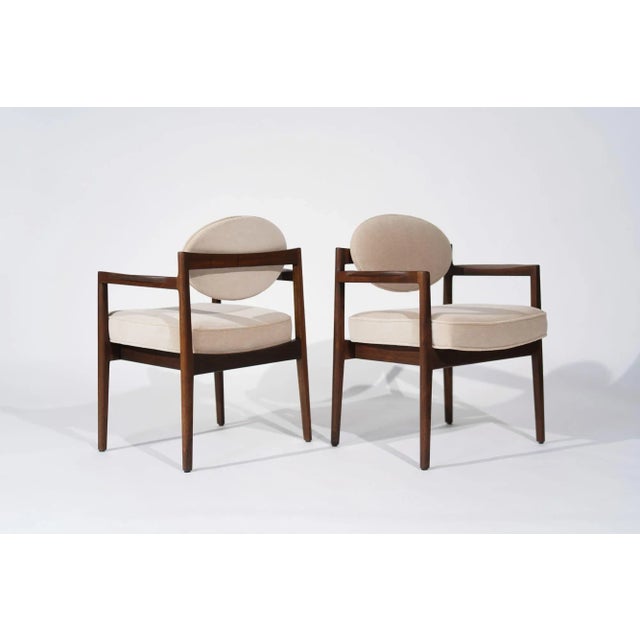 Mid 20th Century Pair of Jens Risom Walnut Armchairs in Natural Mohair, Circa 1950s For Sale - Image 5 of 11