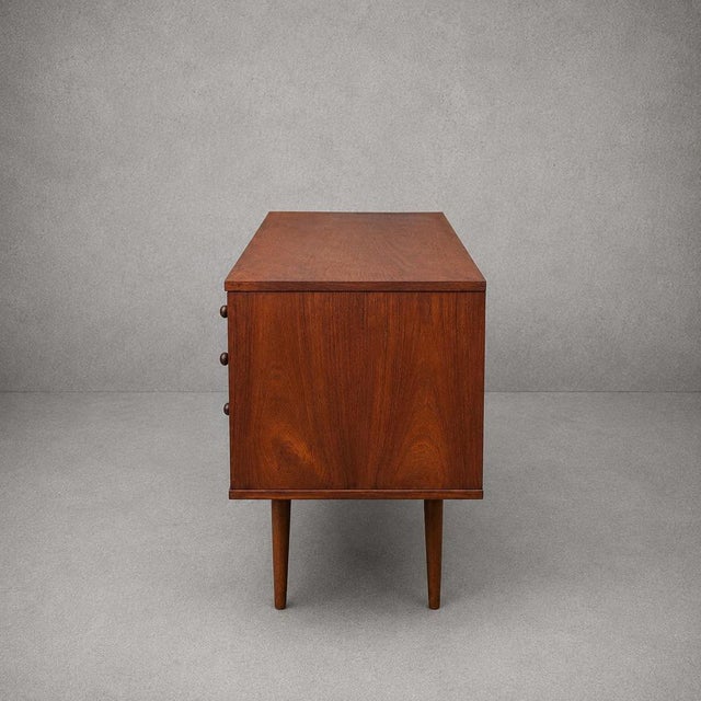 Details Maker: Avalon Furniture Origin: United Kingdom Period: Mid Century Modern, circa 1960s Material: Teak veneer and...
