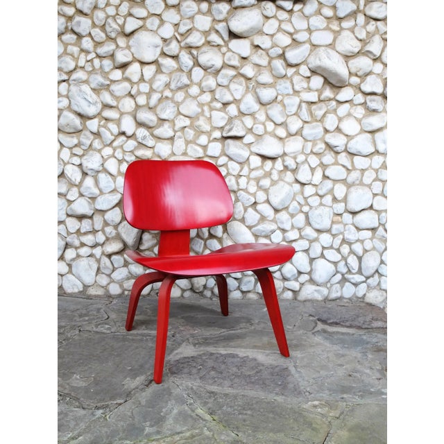 Mid-Century Modern Stained Red LCW Lounge Chair by Charles & Ray Eames for Herman Miller / Evans Products Company, 1948 For Sale - Image 3 of 18