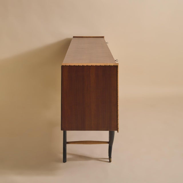 Italian Mahogany Two-Tone Scalloped Sideboard Attributed to Paolo Buffa, 1950s For Sale In Chicago - Image 6 of 11