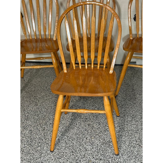 Bring authentic American-made craftsmanship into your space with this beautiful set of four vintage bow-back Windsor...
