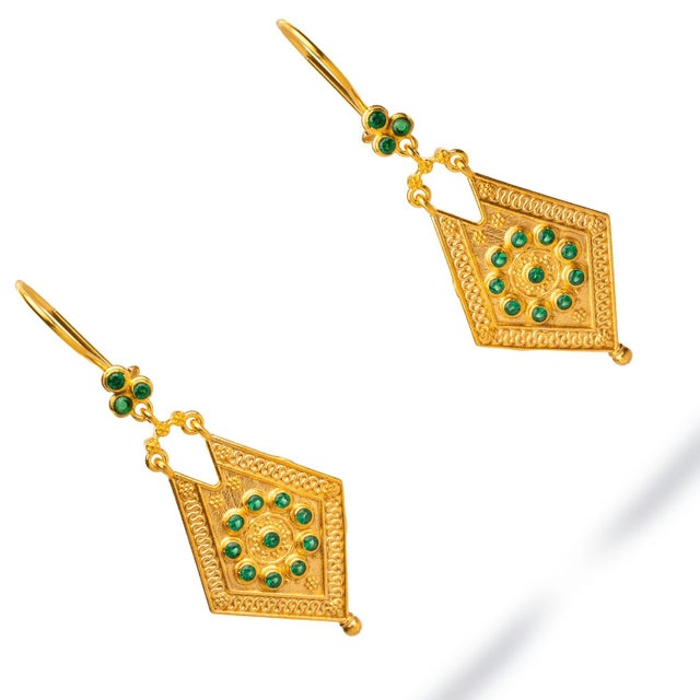 2020s Vintage Style Gold & Emerald Design Dangle Earrings, 2 Pieces For Sale - Image 5 of 6