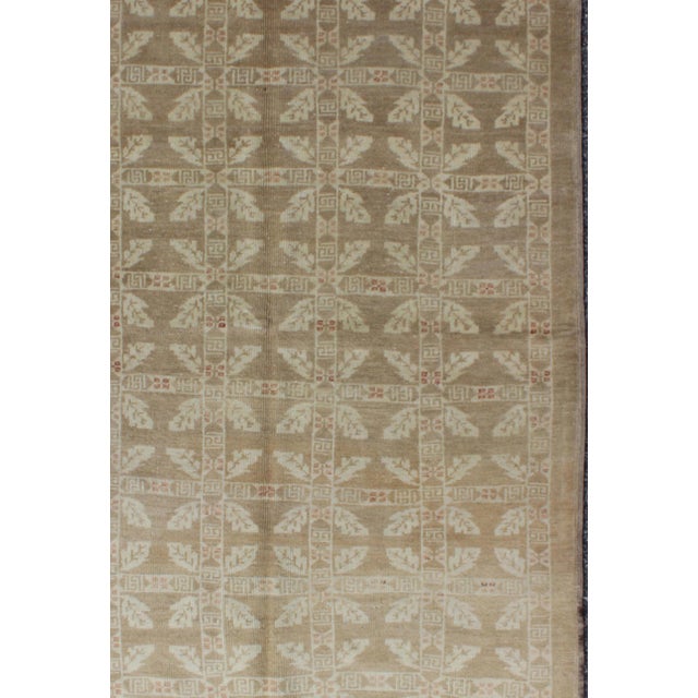 All-Over Ivory Wreath Design Vintage Turkish Oushak Rug, Keivan Woven Arts / rug EN-603, country of origin / type: Turkey...