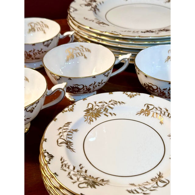 Royal Crown Derby “Marquis” A1222 Bone China Service for Six – 30 Pieces – Beaufort Shape, England (1958–1964) For Sale - Image 10 of 12