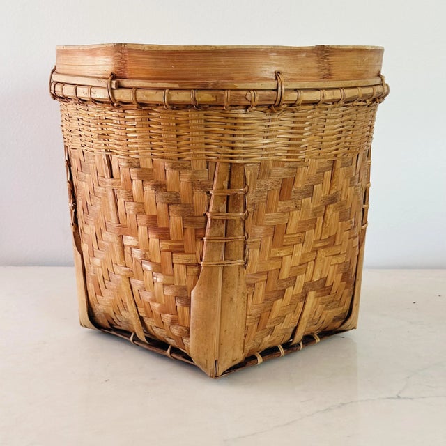 1960s Vintage Handcrafted Basket of Woven Bamboo and Rattan For Sale - Image 5 of 7