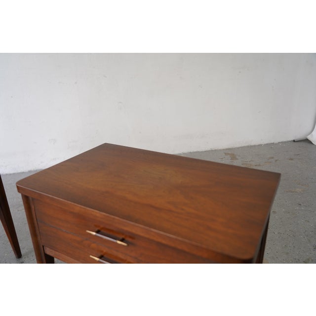 Mid-Century Modern Pair of Broyhill Saga Mid-Century Modern Nightstands For Sale - Image 3 of 10