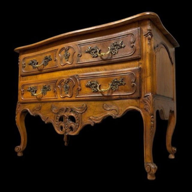 A Louis XV period Provençal Arlesian commode in walnut, 18th century. The front opens with two molded drawers. It rests on...