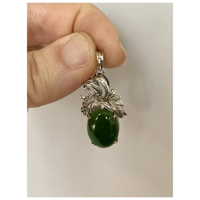 1950s 1950s 18k White Gold Jade Pendant For Sale - Image 5 of 10