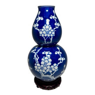 1970's Chinese Jingdezhen Blue and White Hawthorn Pattern Double Gourd Porcelain Vase 9" For Sale