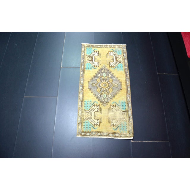 Small Oushak Wool Rug, 1960 For Sale - Image 6 of 6
