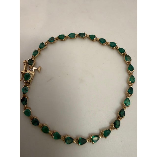 Modern 7 Ct Natural Pear Shape Emerald Cocktail Tennis Bracelet 14 Kt Yellow Gold 7" For Sale - Image 3 of 8