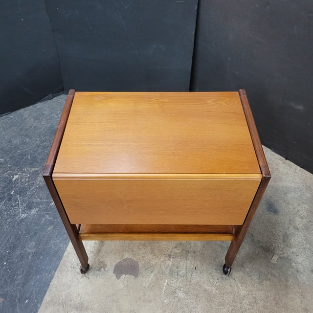 Wood 1960s English Tea Trolley With Lift Up Sides For Sale - Image 7 of 10