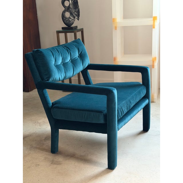 Mid-Century Modern Pair Re-Upholstered Emerald Green Velvet Parsons Lounge Chairs Milo Baughman For Sale - Image 3 of 18