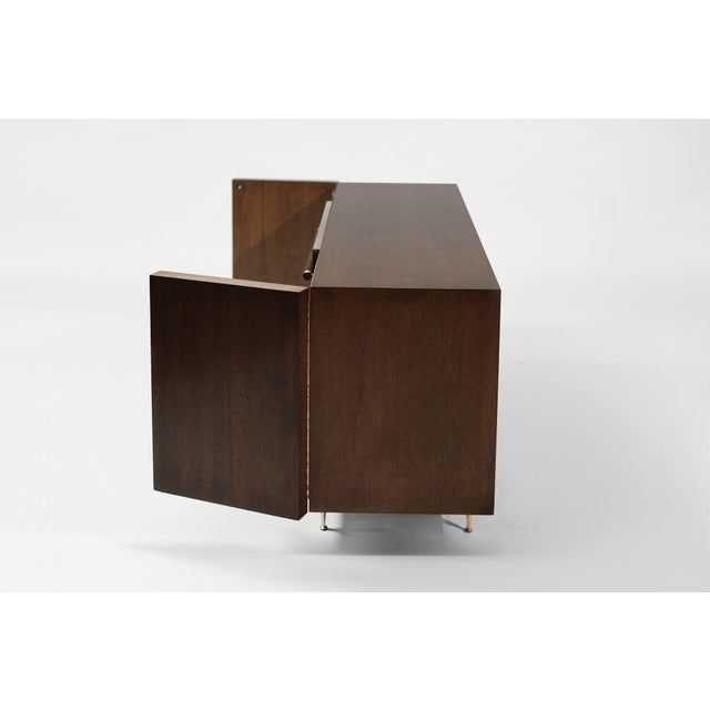 t.h. Robsjohn-Gibbings Credenza in Walnut and Brass, C. 1950s For Sale In New York - Image 6 of 11