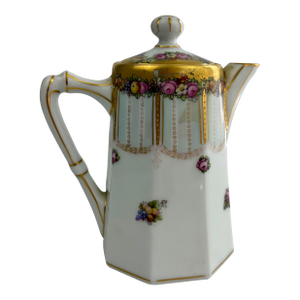 Mid 20th Century Victorian Royal Schwarzburg German Porcelain Teapot With Hand-Painted Fruit & Gilt Accents