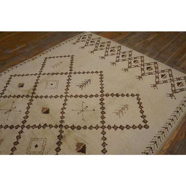 Mid-Century Modern 1950s Ivory Cream Diamond Tribal Hand Knotted Vintage Swedish Rya Rug 6' X 8'10" Wool Carpet For Sale - Image 3 of 6