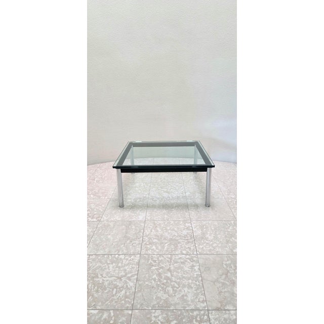 This essential Bauhaus low LC10 Table Tube en Basse, from the Cassina iMaestri Collection was designed by Le Corbusier,...