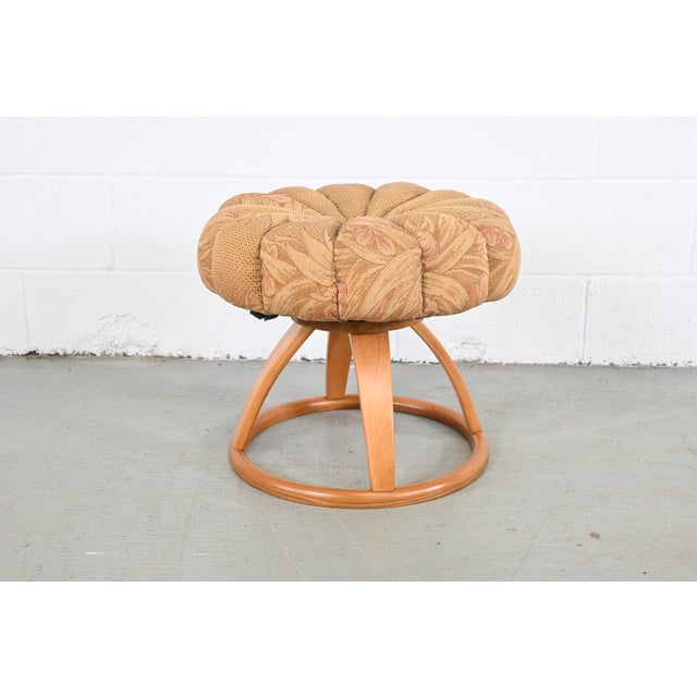 Mid-Century Modern Heywood-Wakefield Vanity Pouf Stool, 1940s For Sale - Image 3 of 9