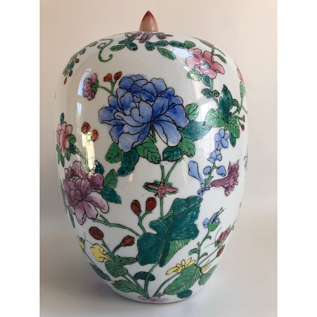 Gorgeous Pam Beach-style porcelain large ginger jar with removable lid, beautifully decorated with large floral motif...