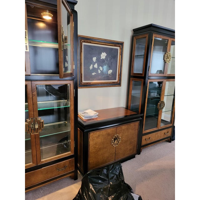 Chinoiserie Vintage Raymond Sobota for Century Furniture Chin Hua Chinoiserie Style Burl Wood China / Display Cabinet For Sale - Image 3 of 7