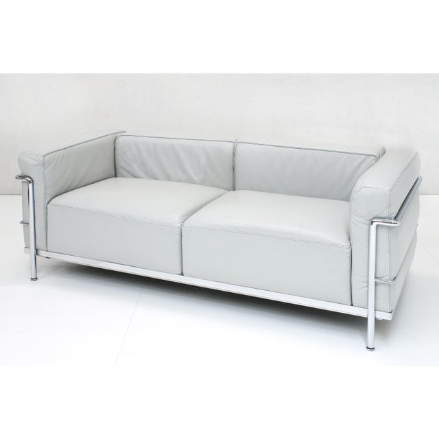 Contemporary Bauhaus Grey Leather LC3 Sofa by Le Corbusier, Pierre Jeanneret and Charlotte Perriand for Cassina, 1980s For Sale - Image 3 of 12