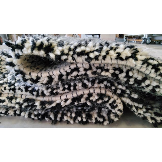 Berber Beniourain Rug in Black and White Wool, Morocco, 1995 For Sale - Image 6 of 14