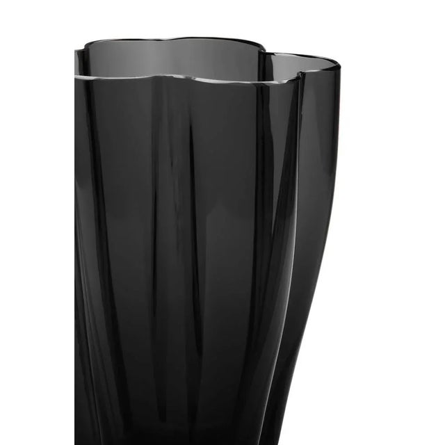 Petal is a rounded vase that, thanks to some fine metal wires, when blown creates lobed shapes that resemble petals....