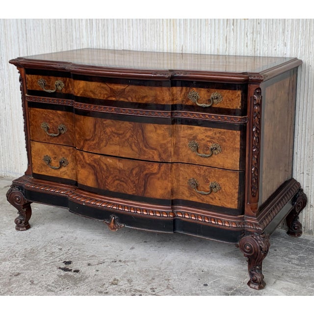 1900s Venetian Baroque Dresser with mirror in Burl Walnut with Ebonized Details For Sale In Miami - Image 6 of 18