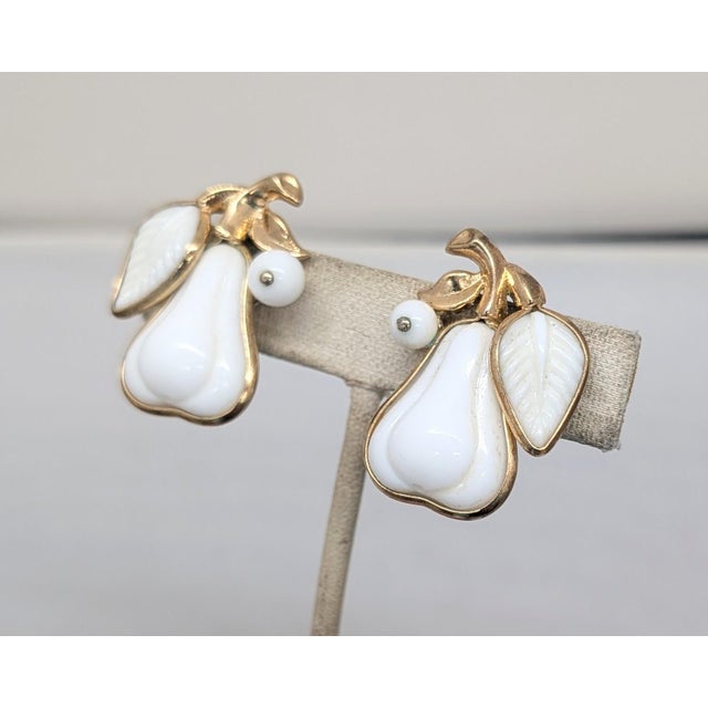 Mid-Century Modern Vintage Alfred Philippe for Crown Trifari White Thermoset Pear Clip Earrings, 1954- 2 Pieces For Sale - Image 3 of 7