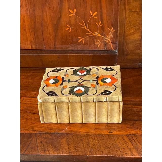 1950s Anglo Raj Pietra Dura Marble Inlay Trinket Box For Sale - Image 4 of 4