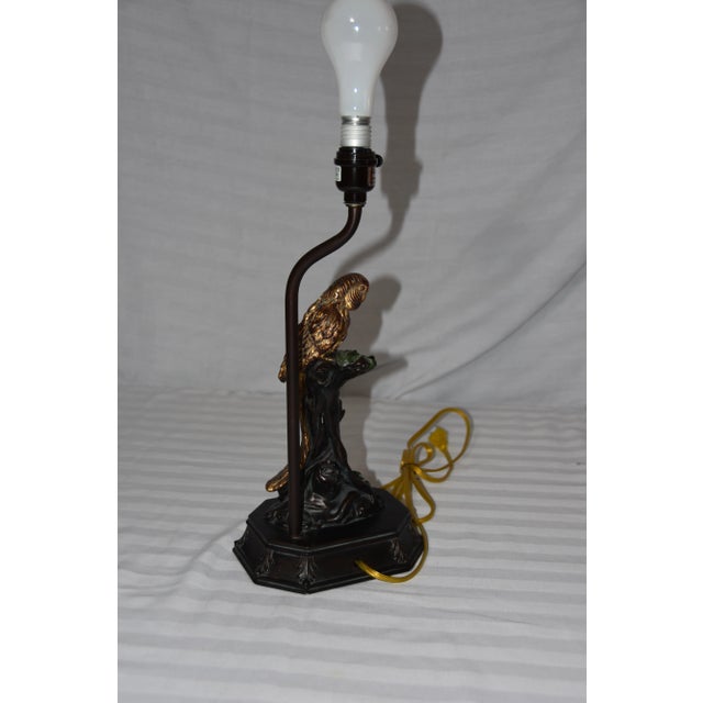 19th Century Vintage Parrot Parakeet Bird Perched on Tree Stump Faux Bronze Table Lamp For Sale - Image 5 of 11
