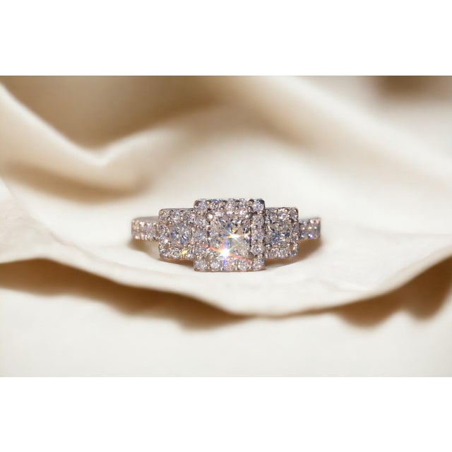 Contemporary The Eze: Past Present Future Natural Diamond Ring in White Gold For Sale - Image 3 of 11